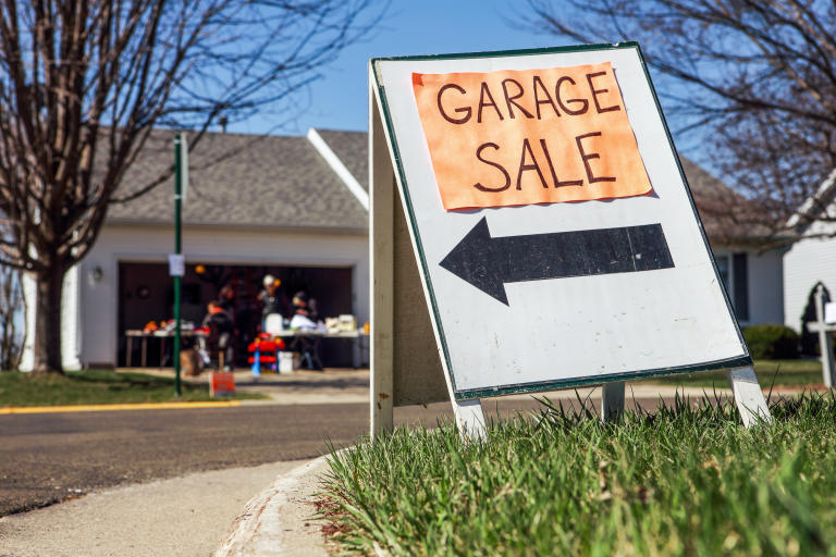 /medias/Organize-a-Garage-Sale.jpeg?context=bWFzdGVyfGltYWdlc3w5MTgxNXxpbWFnZS9qcGVnfHN5cy1tYXN0ZXIvaW1hZ2VzL2g0Ny9oODAvODg1NDIwNjM4MjExMC9Pcmdhbml6ZV9hX0dhcmFnZV9TYWxlLmpwZWd8NDU2MDFlYzFjY2E0MDM4MGYxOWQ1Y2UzOGY2ZTNhZmQ5MDBmMTViMGU4ZTc5ZDRhZDQ5MGU4M2ZmNDc1NjAxMg